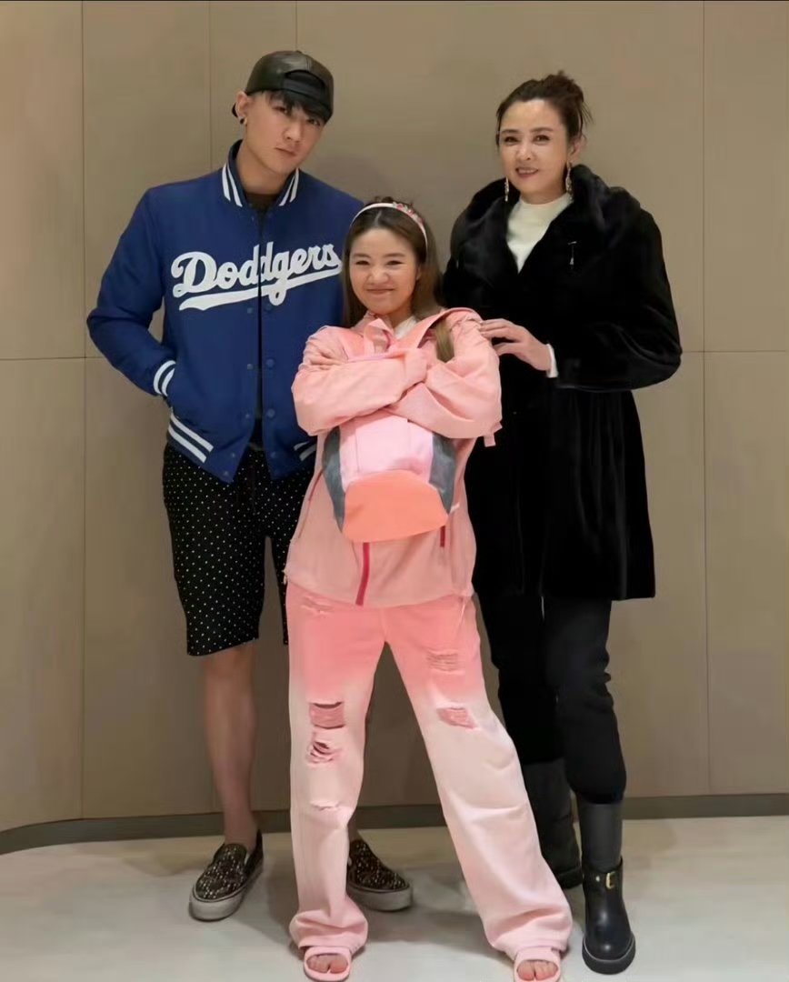 李勒优和晋妈最近吵架，崔晋在专访里说到，当年妈妈决定把李勒优接到家里，事先根本没问过他的想法，那时候他心里完全接受不了。好在慢慢相处下来，现在他觉得有这个妹妹是件很好的事。妹妹可以陪着妈妈，也推着他从男孩成长，扛起当哥哥的责任。一家人温馨日常在网上爆火，粉丝暴涨，晋妈还开了面馆，优优课余出镜帮忙，成