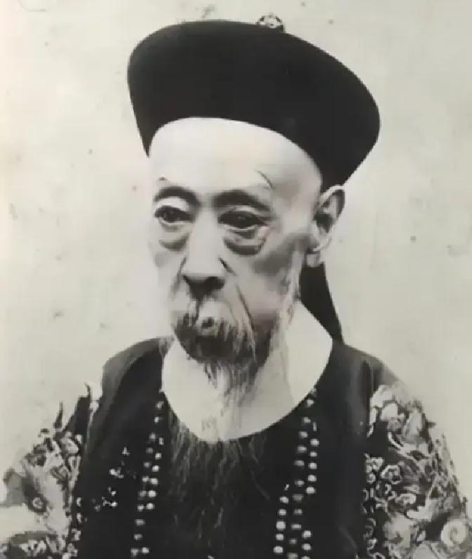 慈禧太后并不是亡国妖后？真正把大清推入深渊的，是那个表面忠厚老实、实则卖国求荣的满清亲王。
 
主要信源：（中华文史网——奕劻与晚清政局）
 
说起晚清的败落，很多人会想到慈禧太后。
 
但细看那段历史，你会发现真正从根子上把大清掏空的，未必是前台那个掌权的女人。
 
而更像是躲在她身后阴影里，一个
