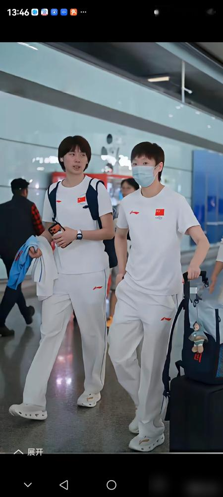 成都休息日，白衣短裤往台阶上一坐，王曼昱左边陈熠右边徐奕，不知道的还以为是哪个女团出来拍物料。
但这仨人，是刚在队里杀红了眼的。徐奕靠循环赛硬成绩抢到亚锦赛团体名额，陈熠一人扛三项，谁手软谁下去。
往回看2022年，陈熠输了亚青决赛，人懵了，给还不太熟的王曼昱发了一长串消息。王曼昱回了两大段，陈