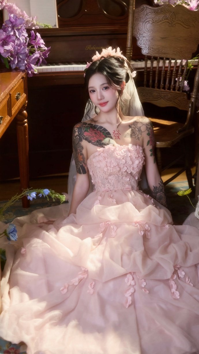 告别单调！纹身美女壁纸，把个性与颜值焊在屏幕上