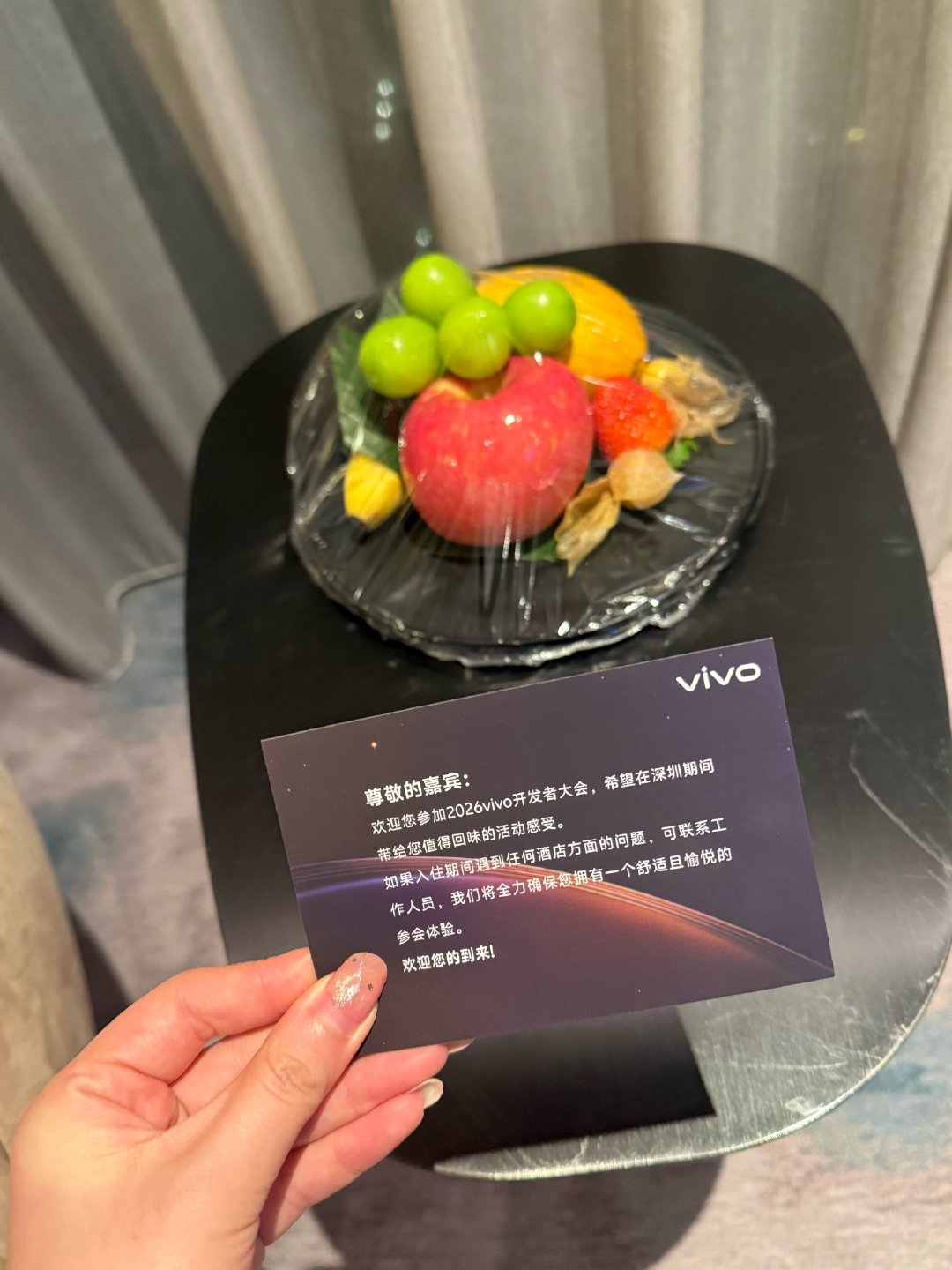 又来深圳了！
这次来参加vivo的开发者大会啦[憧憬]
会务组准备的伴手礼也太有心了，嘿嘿明天见~ ​