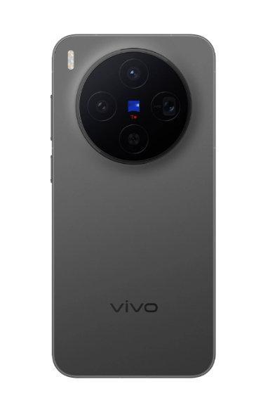 vivo 签了周杰伦？从拍摄现场来看，手上拿的应该是即将发布的 vivo X500？[哆啦A梦吃惊]

放大看细节，vivo X500 系列依旧是奥利奥圆形镜头模组设计，闪光灯在左上角，但 logo 似乎不是水平居中而是放在靠边的位置？图3 为 vivo X300 Pro[哆啦A梦微笑] ​