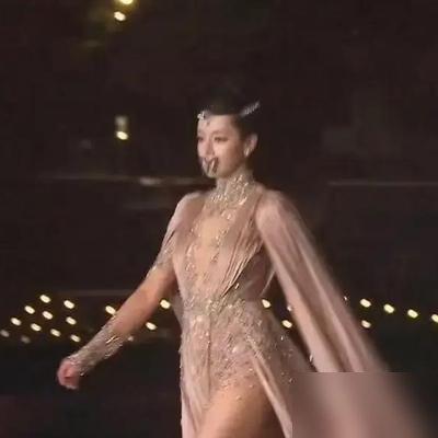 迪丽热巴穿高定走红毯，评论区却在吵她“不够瘦”。
苏州那场VOGUE，她穿祖海慕拉深V满钻鱼尾裙开毯，雨里衔蝴蝶放飞，画面封神，热搜阅读12.2亿。转头网友盯着她腰线说“胖了”。
她手里压着三部剧一部周星驰电影。《慕胥辞》预约破300万，《九重天》民国短发造型刚解锁，还有一部一人分饰两角的六集短