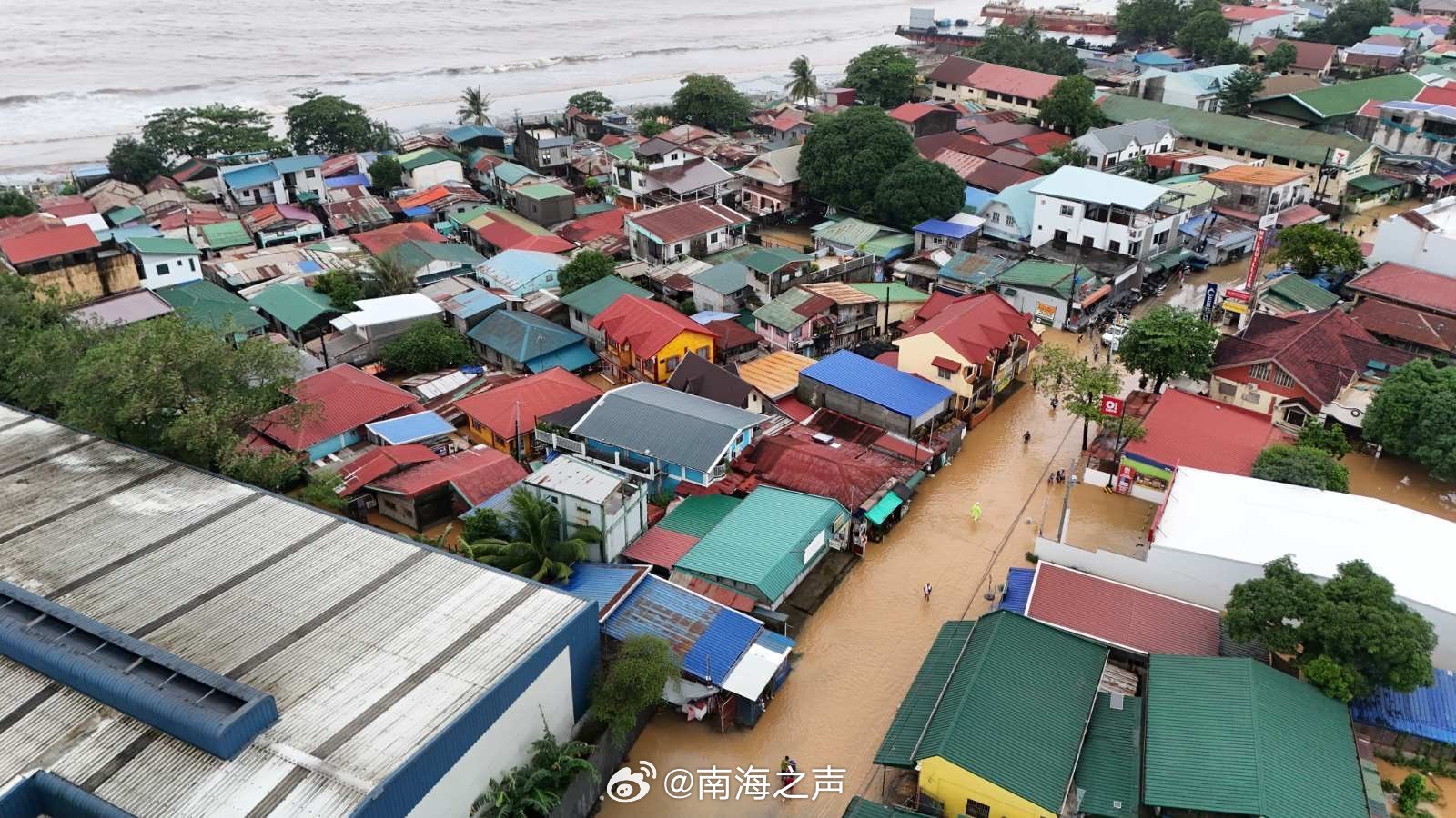 #南海特快#【#菲律宾近期恶劣天气已致29人死亡#】菲律宾国家减灾委发布消息称，截至8月20日上午6时，受近期台风“白海豚”和“鲸鱼”的影响，以及西南季风增强导致的降雨，菲律宾共有29人死亡，19人受伤，另有3人失踪。受灾人口超过651万。基础设施方面的损失超过46亿比索，约合人民币5亿元，农业方面 ​