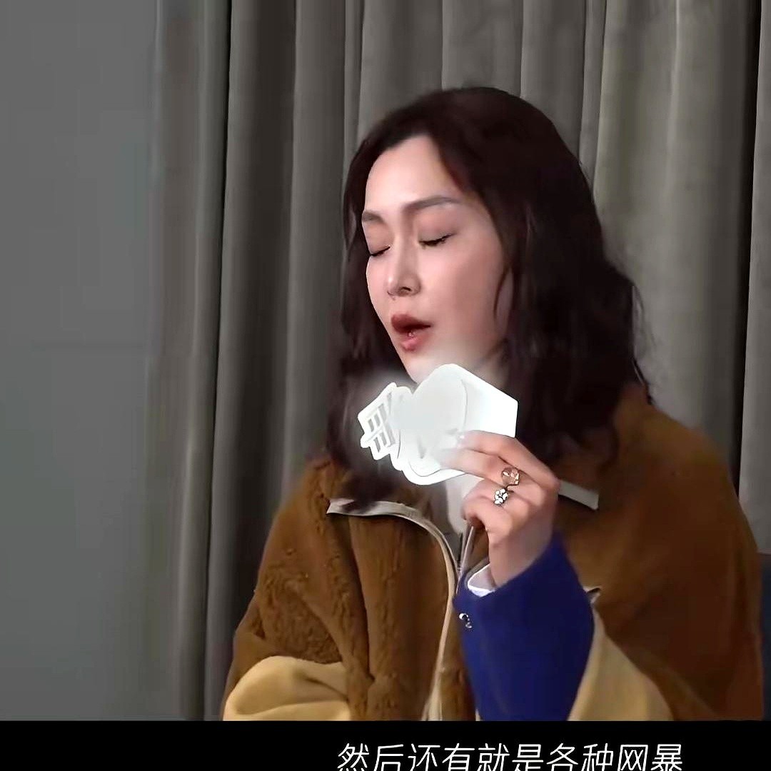 “她那么正常，那么善良，那么平凡，为什么会被误会成魔鬼？”

前两年范玮琪接受采访，提起常年被网暴的日子。她说自己随便发个文、说句话，都会被扭曲本意，甚至被人凭空捏造话语扣在头上。一开始她气得捶胸顿地，完全想不通。

她身边的朋友也遭遇过同样的事，被骂得很惨。

后来她开始学习开解自己，不再去解释那