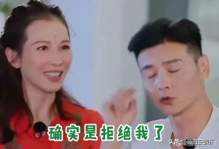 蔡少芬的“拒绝式靠近”：张晋三次表白，才读懂她的慢热

张晋在节目里吐槽，当年追蔡少芬是真看不懂她。两次表白，两次被拒，刚说完“做朋友就行了”，第二天一早她消息就来了：“起床了没有啊？”张晋心里嘀咕：这不是拒绝我了吗？怎么还找我？

过了一阵他又试了一次，结果还是被拒。可蔡少芬转头又拉着他出去玩，吃