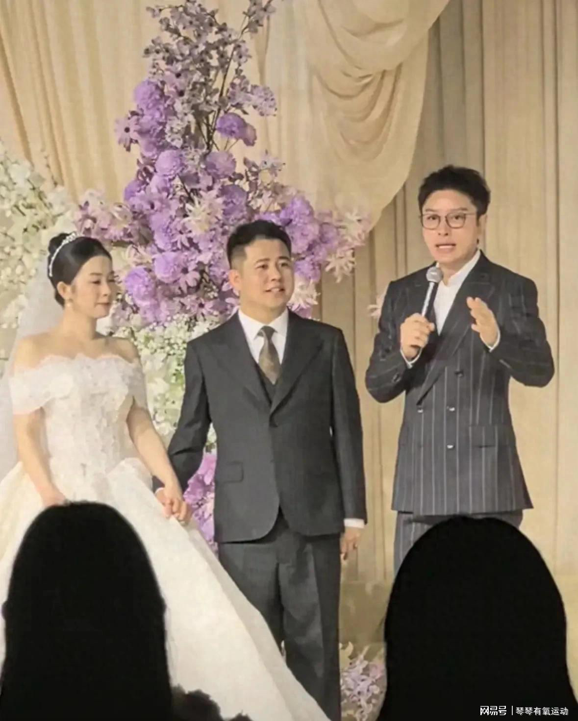 贾乃亮专程跑到山西临汾参加好友婚礼，担任证婚人。台上一身条纹西服，得体庄重为新人送上真挚祝福，新人鞠躬时他还礼貌回礼。下台之后立刻换上休闲运动服，和普通宾客一起坐席吃饭。没有保镖簇拥，不摆明星架子，待人随和大方。重情义又接地气的模样，收获不少网友好感，真实状态很圈粉。