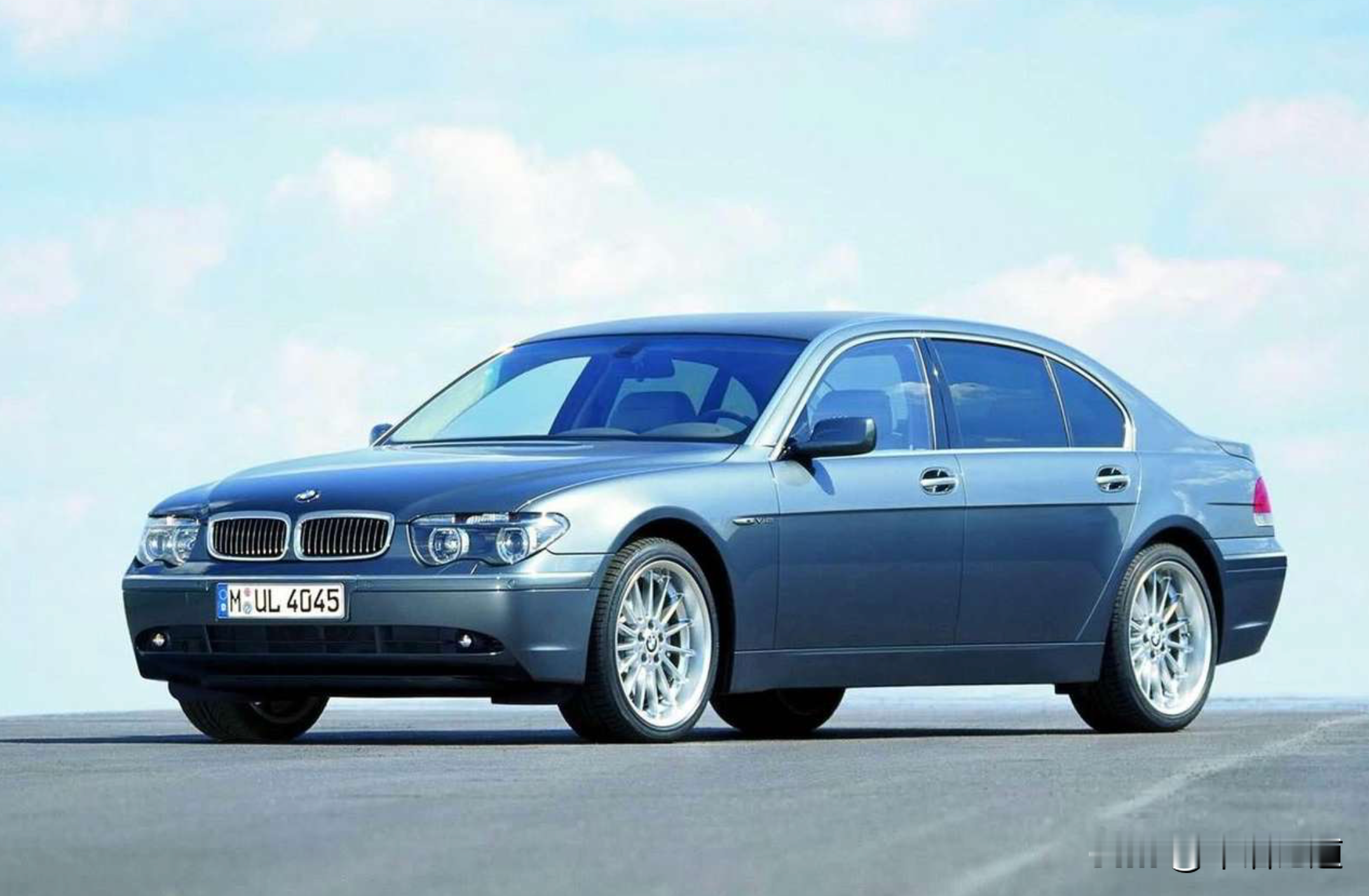 班戈操刀的BMW7系（E66），气场最强大的七系


E66 是第四代宝马 7 系长轴版本，由克里斯・班戈操刀设计，2001 至 2008 年生产，是汽车史上极具争议又堪称经典的 D 级豪华轿车。标志性的波浪大灯与被称作 “班戈臀” 的尾部造型，当年饱受争议，如今已是辨识度极高的经典设计。

车内最