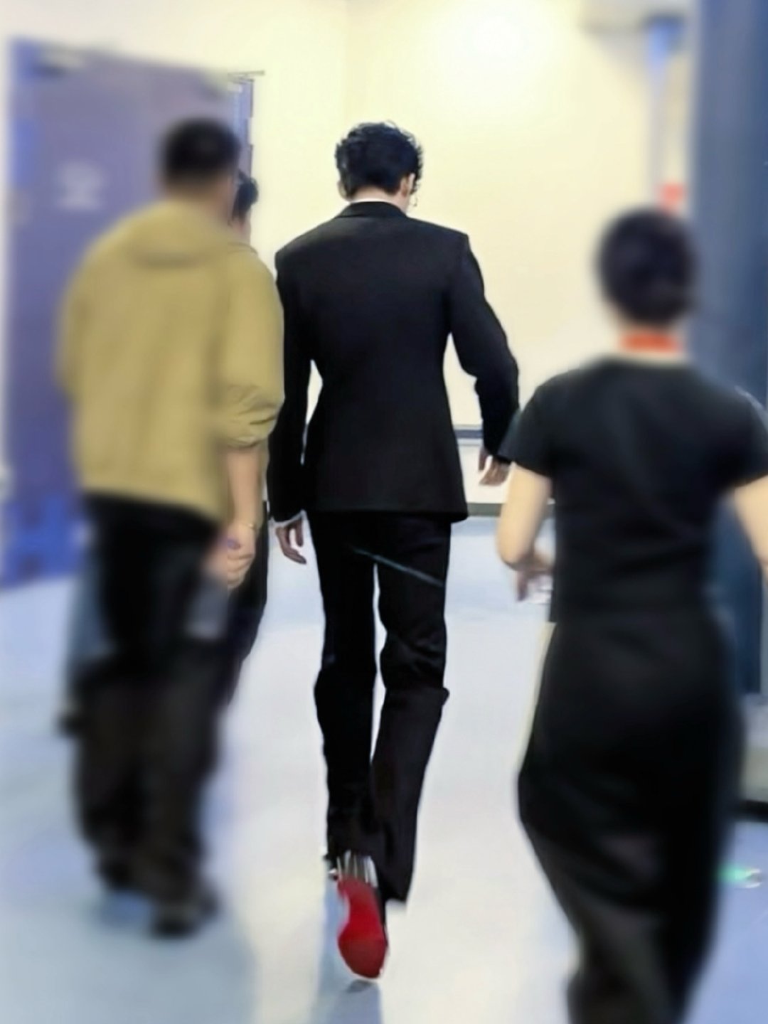#刘宇宁世赛法拉利# 
这张单独发[憧憬]
黑西装，红底鞋[酷]
宽肩窄腰，大长腿[好爱哦]
#刘宇宁回复新华社难忘的技能之夜# ​