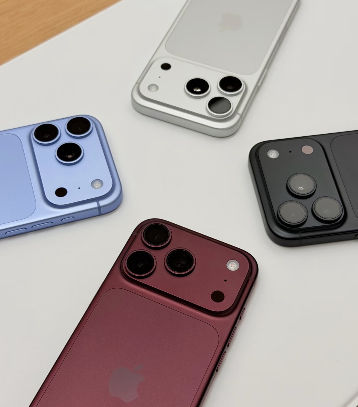 18 Pro Max版本无关[允悲]

听说开售不到14天，我们这卖了200万台iPhone 18 Pro系列手机了，都涨价1000-3500块钱了，也没阻挡住果粉消费的热情