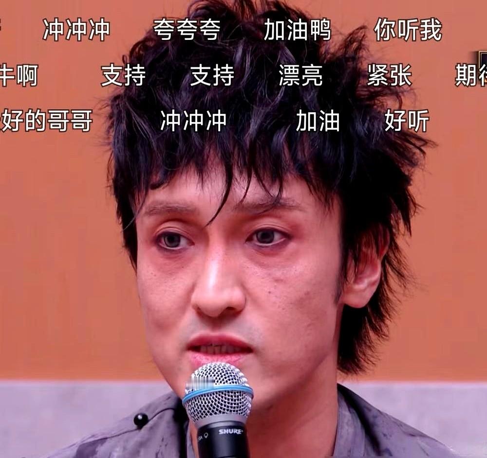 初舞台那个皮肤紧致的王传君不见了，取而代之的是下巴爆痘、眼眶发黑的憔悴大叔。

为了抠动作，他把自己焊在凌晨三点的练习室。四十岁的身体骗不了人，镜头一推，熬夜掏空的疲态全挂在脸上。

别以为明星天生就是冻龄神仙。前脚熬大夜排练，后脚就得拿真金白银去填补胶原蛋白的坑。他们敢这么造，是因为背后有天价的保