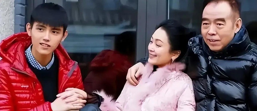 陈飞宇在《神探之痕迹》里说了一句台词，“别人都说我靠爹，离开爹他啥也不是”。这句台词是原剧本就有的，不是为他临时改的。陈思诚在路演现场专门澄清过这事。电影上映三天，陈飞宇连上9个热搜，票房1.56亿。
陈凯歌早年接受记者采访，被问儿子有没有演戏天分，他直截了当回答，没觉得他有。嘴上说没天分，资源从来
