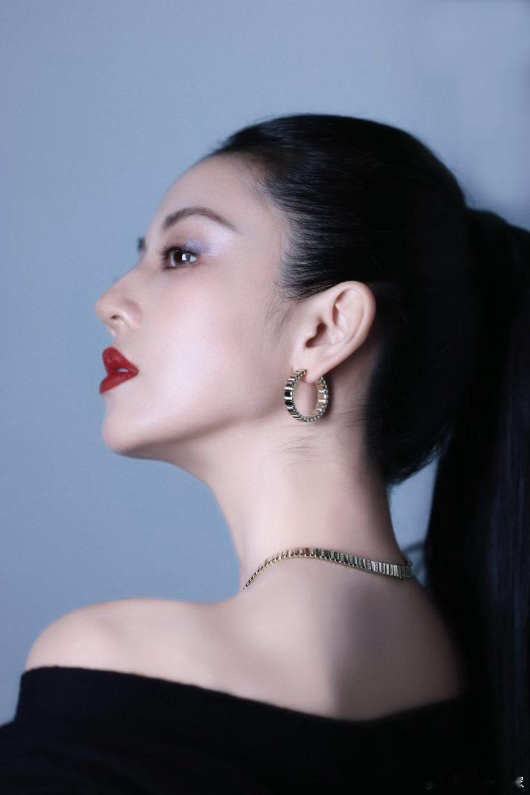 #何瑞贤野性魅惑美人##何瑞贤冷感银闪眼妆#
何瑞贤野性魅惑感的秘密，就是这款冷感银闪眼妆。冷色系晕染眼周，眼中铺清透银闪，放大浓颜五官的优势。不刻意浓烈，却自带抓人力量，眼眸流转间，冷艳与野性交织，镜头表现力直接拉满。 ​