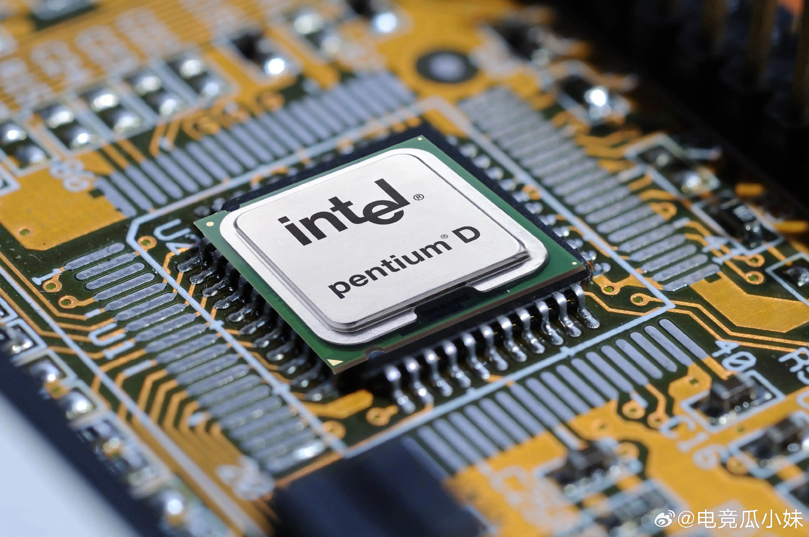 #曝英特尔CPU再涨价#PC 市场需求本就疲软，英特尔却逆势传出 CPU 涨价消息。
一轮接着一轮调价，终端电脑价格难免跟着水涨船高。
涨价背后是企业修复盈利的选择，也给 AMD、ARM 阵营留出竞争机会。
打算装机换电脑的朋友，又要面对更高的硬件门槛。 ​