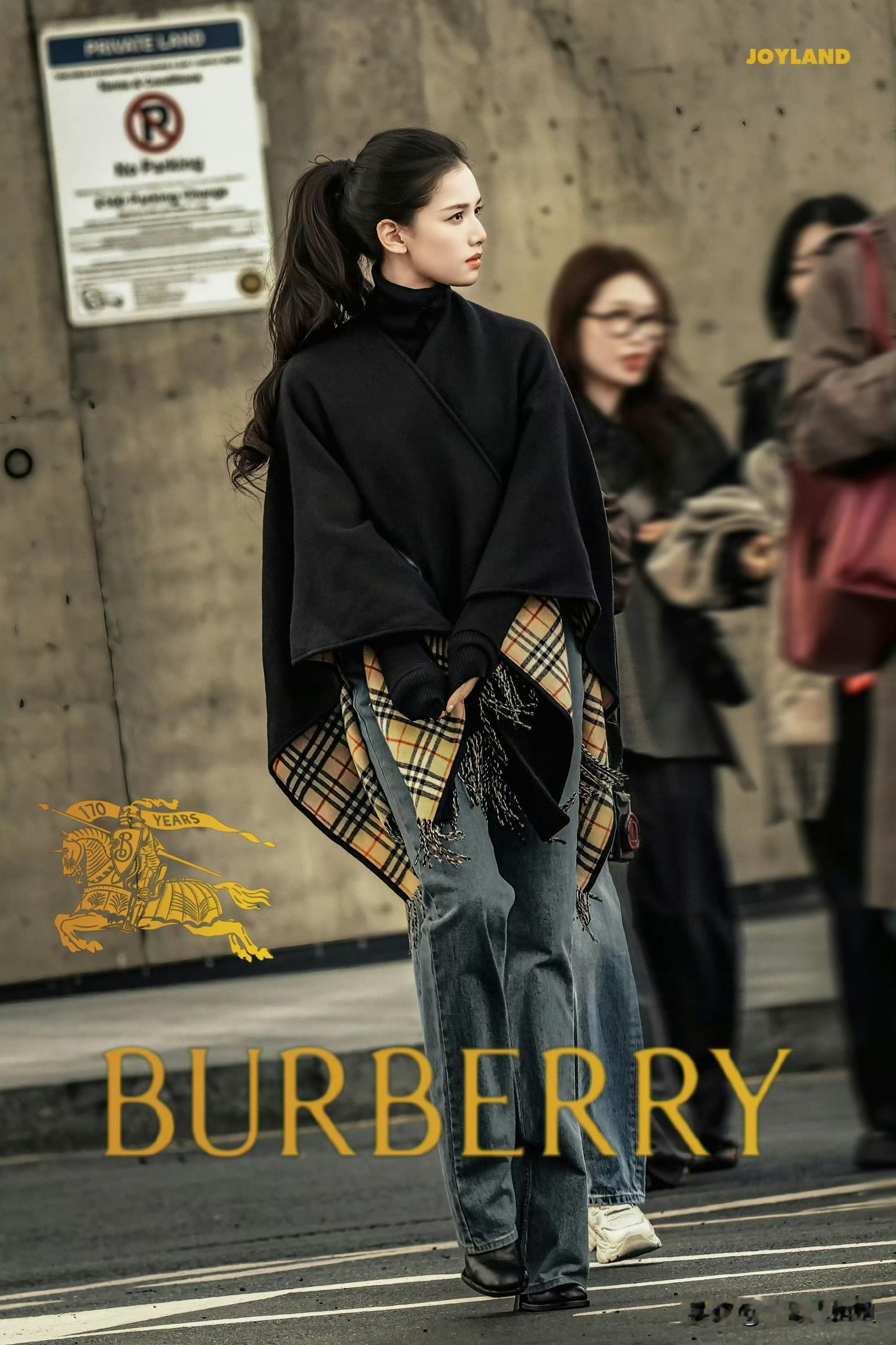 高个女生一定要有的披肩装备！

张婧仪身穿一款Burberry的黑色披肩，气质酷飒又摩登！

披肩的设计有种波西米亚的异域风情，

浪漫而高级的格调是很多女人喜欢的格调，也是许多男人欣赏的气质！

这款黑色的Burberry披风大衣，不等式的裁剪设计，突出了张婧怡的个性气质，

高马尾的松弛感应配了