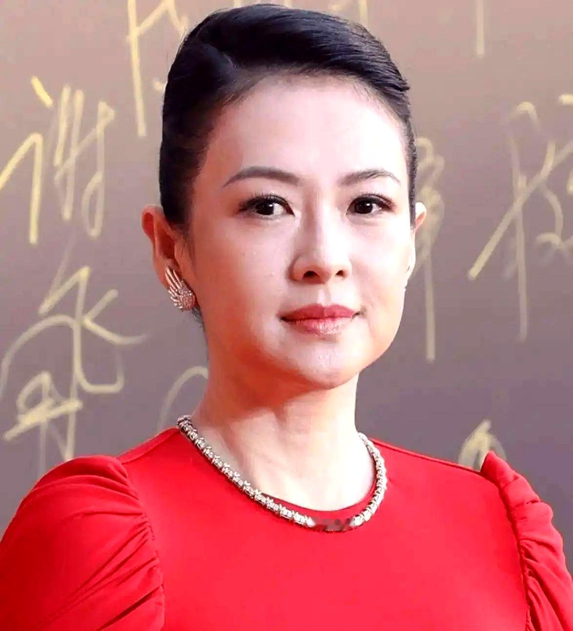 章子怡因为脸部“肿胀”被网友质疑做医美翻车，结果她亲口回应是为新戏刻意增肥，直接让大家傻眼了
 

普通人增肥要么长一身横肉，要么大腹便便，她倒好，胖了之后鱼尾纹和法令纹反而消失了，整个人看着珠圆玉润，简直是颜值回春
 

顶级电影脸的骨相确实优越，这种天赋一般人羡慕不来
 

为了角色硬是把自己吃