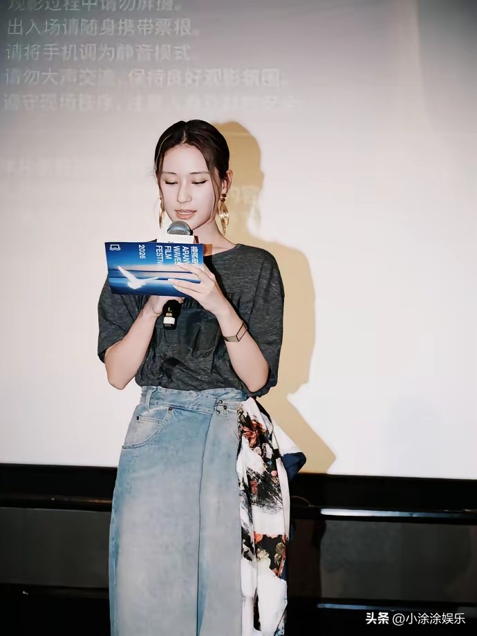 何超莲现身阿那亚海浪电影周，担任展映推荐官✨
简约休闲穿搭，低丸子头，路人生图状态能打，待人亲切大方，遇到路人会主动挥手打招呼。
不得不夸，她完美继承了三太陈婉珍的高颜值，眉眼舒展，温婉大气，母女俩的五官神韵如出一辙。
没有华丽妆造，简简单单就自带豪门千金的松弛气质，属实是基因的力量。