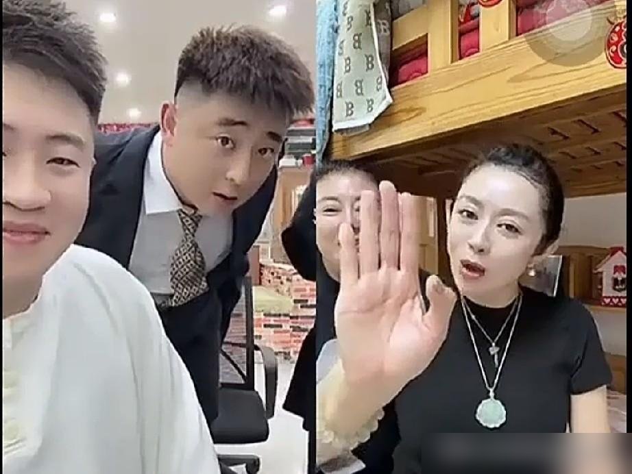 刘程在直播间张嘴就管温美玲叫妈，叫得那叫一个顺溜。不是亲生的，愣是处成了亲母子。
反观王亮，亲儿子，前阵子连线亲妈张嘴就要50万拍短剧。温美玲没接话，直播间直接冷场。一个要钱要得理直气壮，一个帮忙张罗得热火朝天。
刘程拍短剧，温美玲跑前跑后张罗。王亮复出带货，刘程也去帮着撑场子。这关系，旁人看着
