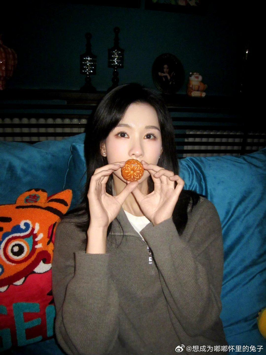 #陈都灵[超话]# 🍓 #陈都灵白幼薇# 🍓 #陈都灵今天也没变成玩偶呢# 🍓

祝你是无解的诗，不需任何韵脚与注释。祝春天盈满暴雪，祝你独是你。

❤️

陈都灵 |白幼薇| 庄寒雁 | 姜小芸 | 楚朝| 雾妄言| 慕容秋|余九琪| ​