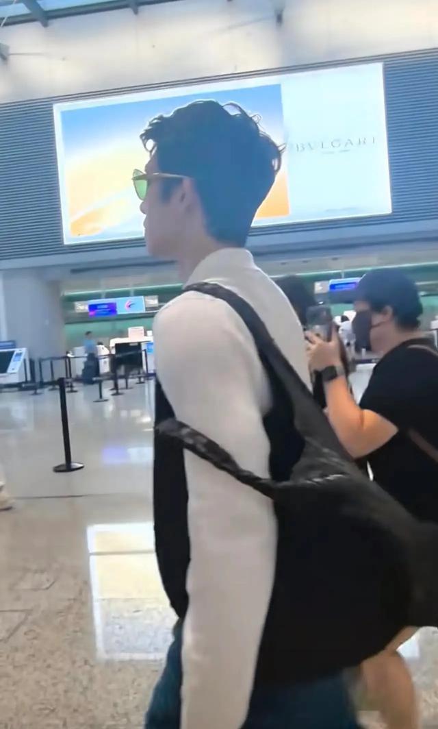 井柏然刘雯现身机场，背着女友的包低调撒糖，等粉丝散场再汇合好甜 ​