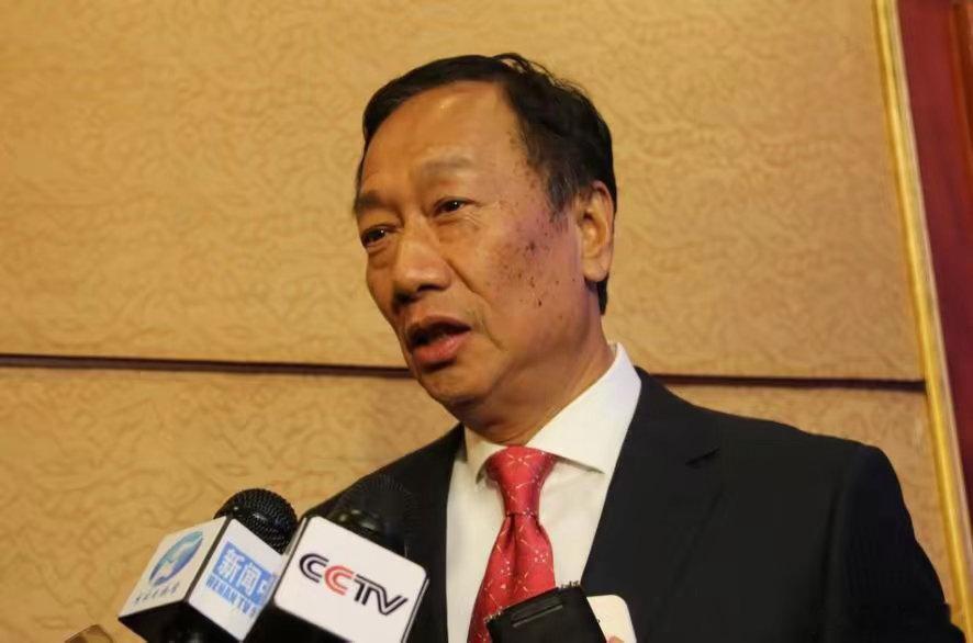 工业富联2026年上半年净利润237.4亿，同比暴增96%，郭台铭靠AI服务器打了个漂亮的翻身仗。很多人还觉得富士康就是个组装手机的，可人家早就换了赛道，从流水线组装iPhone变成了组装AI算力。全球数得上的云厂商和大芯片公司，AI服务器订单大把大把往工业富联送，GPU机柜出货量翻了3倍多，ASIC服务器也跟 ​