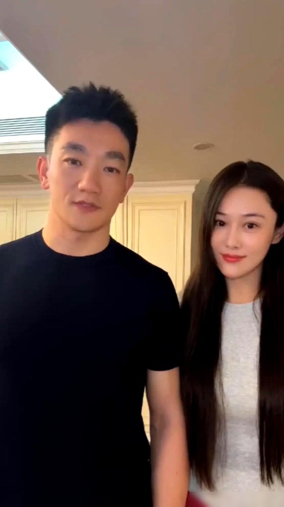何捷现在胖成这样了，差点没认出来。
张馨予带他吃喜酒被拍，39岁的他脸圆了一圈，和早年在综艺里那个精瘦教官完全是两个人。
没保镖没助理，张馨予穿着灰背心黑短裙，手里拎着杯奶茶，何捷就穿件旧休闲装跟在旁边，两人看车、吃席，全程自己来。
回家录视频给战友送祝福，何捷说着话身体不自觉往张馨予那边靠，