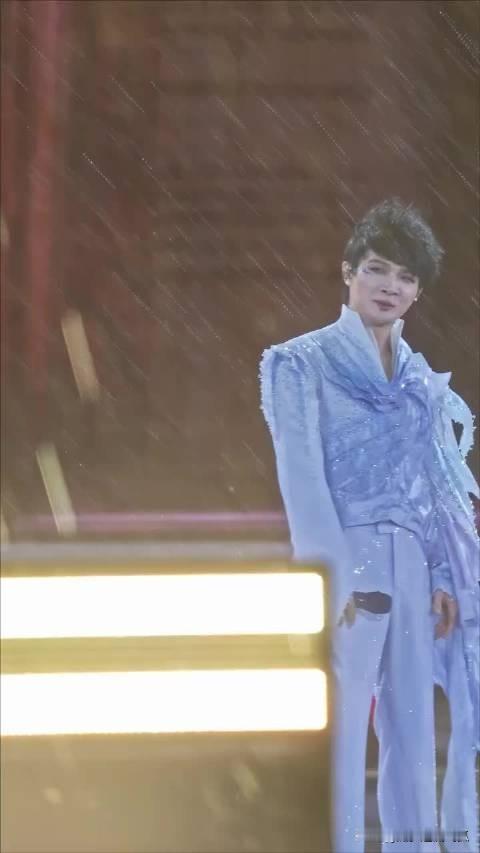 周深演唱会全程拒绝打伞，雨水都落进嘴里了。