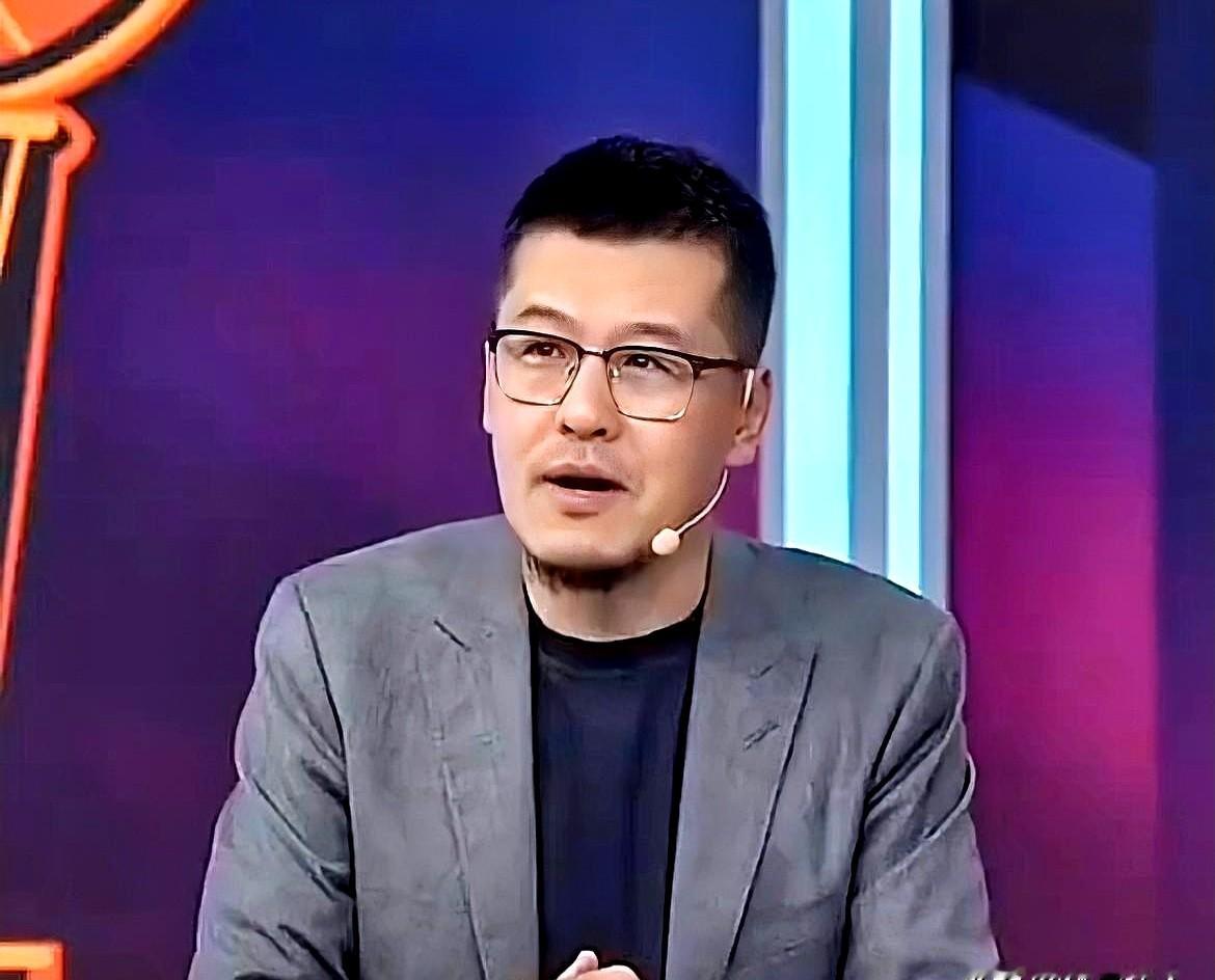 拿四千万年薪的首发后卫，居然连一招吃饭的绝活都没有？

杨毅把底牌掀开了：现在的威少，早就不值这个价。打球确实好看，满场狂奔砸筐，球迷看着热血沸腾，票房有了保证。

但真到了拼刺刀的时刻，硬伤全摆在台面上。顶级后卫必备的武器库，他翻开一看是空的。站在三分线外干拔，没准星；杀到罚球线急停跳投，没把握；