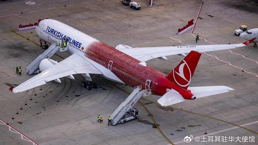 【土耳其航空计划将亚太地区运力提升20%】
土耳其国家航空公司土耳其航空计划未来数年将亚太地区航班班次最高提升20%，通过对重点城市增开第二、第三班航班，打造连接亚洲、澳大利亚与欧洲的第二条备选空中通道。

土耳其航空董事会主席穆拉特·谢克尔在接受《日经亚洲》采访时表示，土耳其航空的航线网 ​
