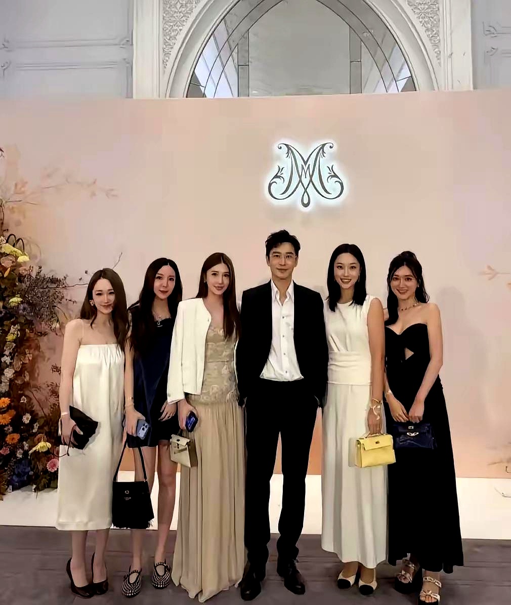 黄晓明一个人去澳门参加何猷君奚梦瑶的答谢宴，现场被不少女嘉宾围着合影，网友却全在盯他的两只手
 

一身笔挺西装，镜头一对过来，双手直接插进裤兜里，肩膀还下意识往旁边撤出半尺宽，脸上带着客套的笑，身子却把安全距离守得死死的
 

吃过舆论的亏，挨过感情的打，中年男人最顶级的清醒全藏在肢体细节里