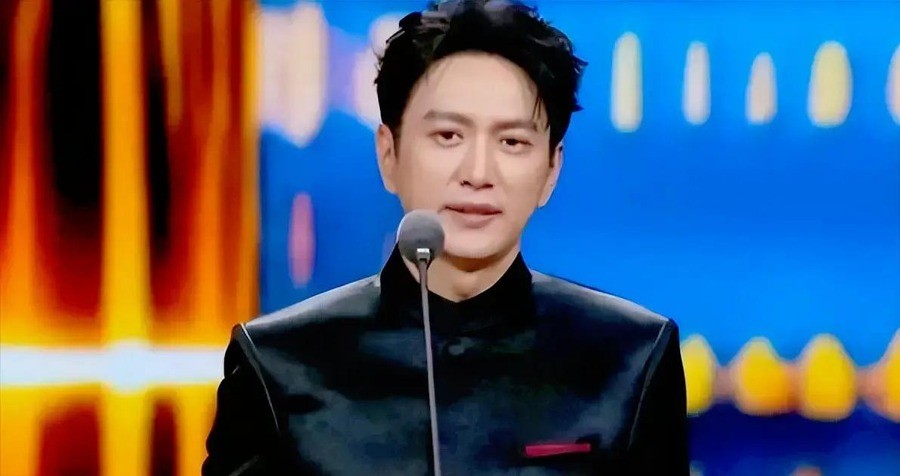 王仁君43岁，演了十八年戏，2026年10月9日拿了飞天奖视帝，赢了于和伟、胡军、朱亚文、于适。第二天全网去扒他私生活，扒出来的只有一条：他是杨幂的大学班长。
颁奖前几乎没人押他。消息出来，网上吵成一团。有人质疑他是资本硬塞的资源咖。于和伟在《沉默的荣耀》里演得那么稳，全网都等着看他拿奖后达成单角色