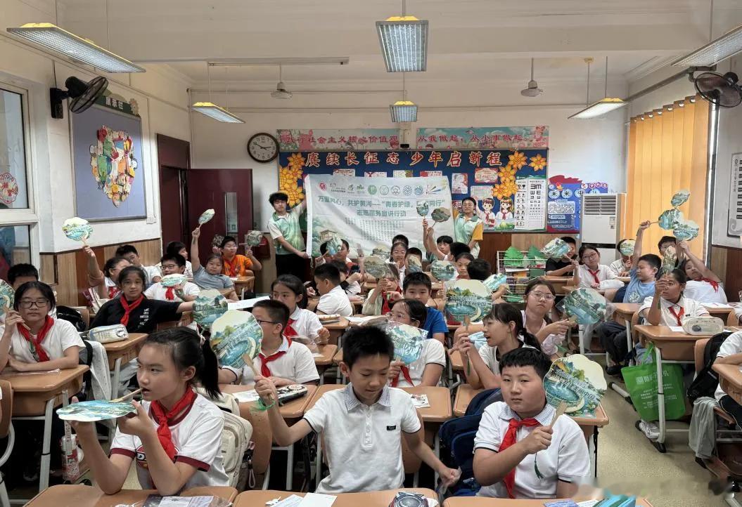 【开学环保第一课 | 环保特工出动！这场无废科普课走进小学】为普及无废环保理念，夯实青少年生态文明教育根基，提升学生生态保护与垃圾分类意识，9月17日，“青春护绿 驿路同行”志愿服务项目走进济南市解放路第一小学，开展“环保特工”无废科普开学第一课环保实践活动，以趣味实践形式传播绿色环保 ​