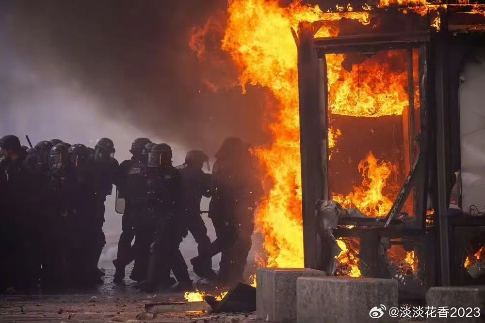 #法国骚乱致多处历史建筑损毁#法国首都巴黎以及里昂、马赛、里尔、图卢兹等数十座城市爆发全国性示威游行。这次民众和平抗议活动在后期演变为法国近年来最严重的暴力骚乱事件之一，当天全法约55万人参与抗议，而法国总工会统计的参与人数约为80万。 多处历史建筑被损毁，商店被洗劫一空。 ​