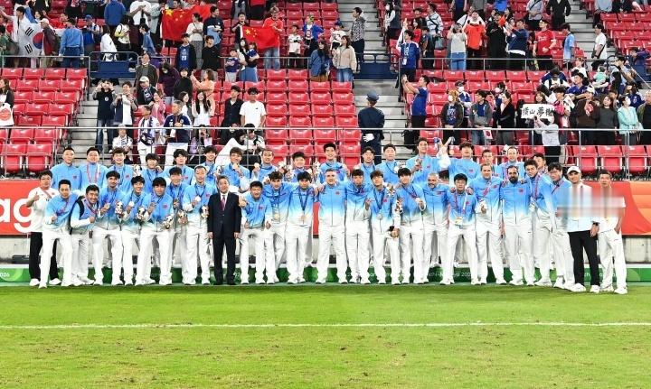 【U23国足夺铜牌！#中国代表团秘书长称三大球项目有亮点#】直播吧10月4日讯 爱知·名古屋亚运会将于10月4日晚闭幕。昨天的亚运男足铜牌赛，中国U23再次通过点球击败乌兹别克斯坦U23。中国体育代表团秘书长张新今日表示，代表团此次在“三大球”及其他集体球类项目有亮点。

其中，女排蝉联亚运会冠军， ​