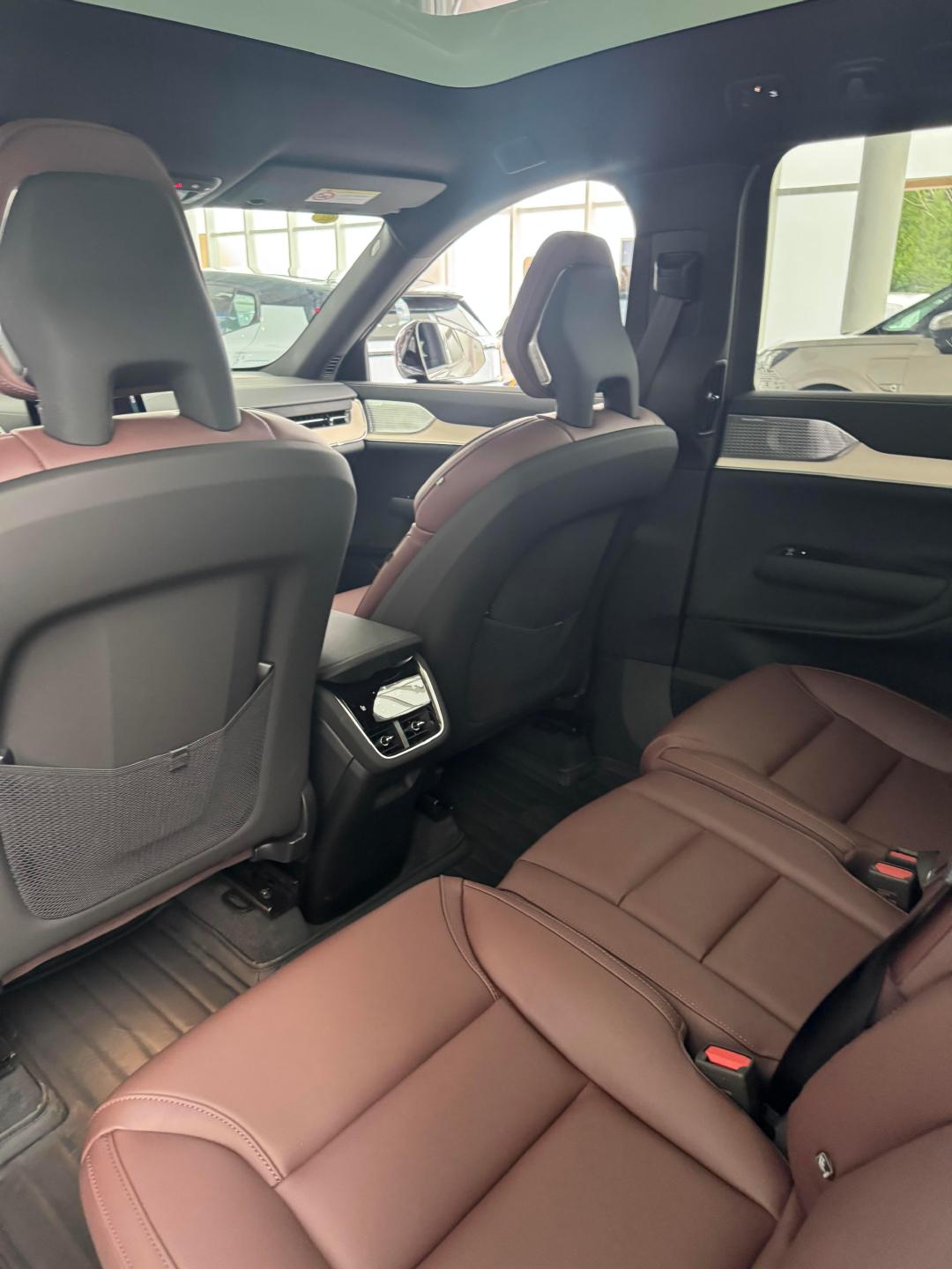 北欧纯电旗舰SUV，零百加速4.2秒，标配Brembo卡钳，百公里制动距离低至35米，全铝底盘+智能双腔空悬，安全基因还是那个沃尔沃。 ​