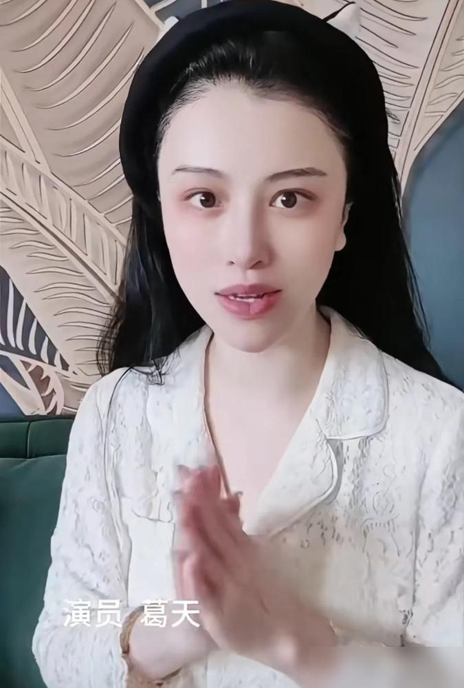 背了十年假孕骗婚、为块红烧肉离婚的黑锅，36岁的葛天终于在直播里掀桌子了。
8月的直播里，弹幕还在疯狂刷她当年分走刘翔5.5亿财产。葛天直接气笑了：我要真揣着几个亿，还坐这儿跟你们唠嗑？
她紧接着甩出一句大实话：真要图钱，我当初何必选择离婚？不离不是更划算？事实上，刘翔的商业收入多是婚前财产，俩