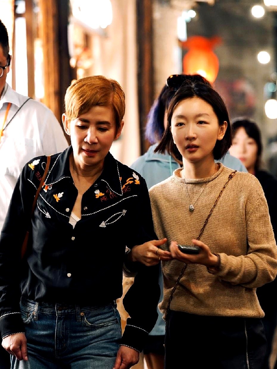 半个演艺圈聚在一起吃暖锅，还能毫无架子打成一片，恐怕也只有在乌镇了。

今年的长街宴又是神仙同框。张国立、吴君如、陈可辛坐一排，郝蕾、梅婷、周冬雨挨着吃，连陈妍希、赵又廷、蓝盈莹、刘璇夫妇还有任重孙骁骁也都扎在人堆里。一桌人围着热气腾腾的锅子，端着碗筷谈笑，完全没有平时红毯上的拘谨和咖位包袱，热闹得