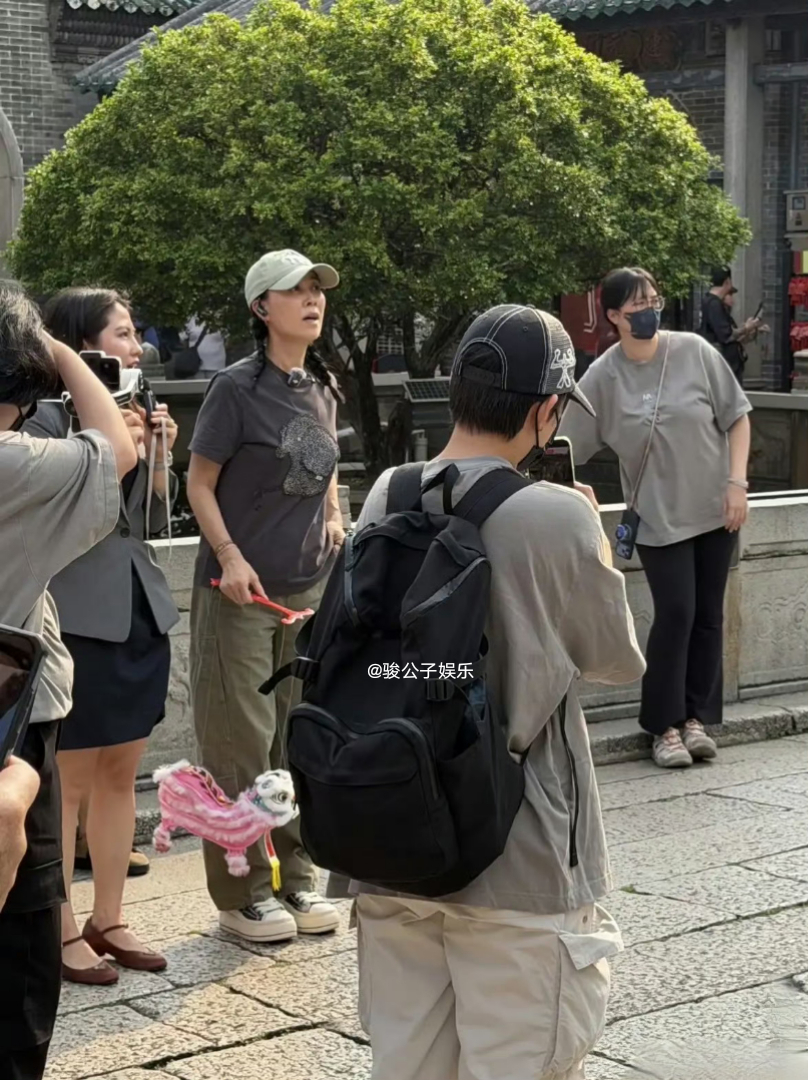 10月15日，那英现身广东佛山祖庙被偶遇，她扎着两条麻花辫，身穿休闲装、头戴棒球帽，素颜露面，状态好年轻，正兴致勃勃地观看醒狮表演并与周围游客互动，毫无明星架子。
 抛开明星这层身份，单看画面里的模样，跟现实当中碰到的普通人几乎没什么两样。