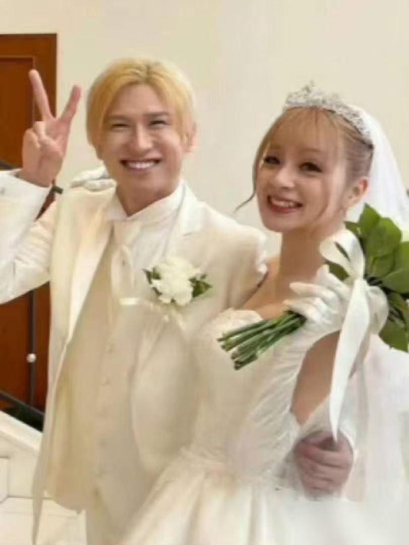 美依礼芽是2022年结的婚，2024年5月23号在微博上发的声明，婚姻维持了两年，男方是个日本本土的摇滚乐手，没啥绯闻，就这么和平分手了。

评论区好多人说可惜，我倒觉得这事没啥可惜的，说白了就是两个人现在走的路差太大了。

看新闻里说，她从2023年参加《乘风2023》拿《极乐净土》翻红之后，在中