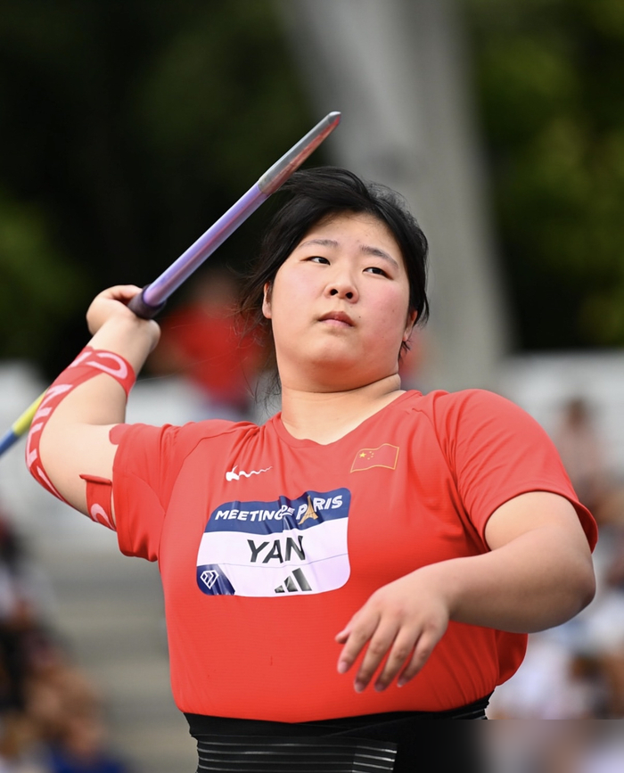 刚把五连冠霸主拉下马，转头就被关在门外。
9月5日凌晨，布鲁塞尔钻石联赛总决赛，冯彬67米46夺冠，终结了美国名将奥尔曼的五连冠。按规则，这个冠军该给她一张终极冠军赛门票。
可世界田联首届终极冠军赛，1000万美元总奖金，女子铁饼压根没列入项目名单。冯彬连上场的机会都没有。
赛后她说，赛前没想