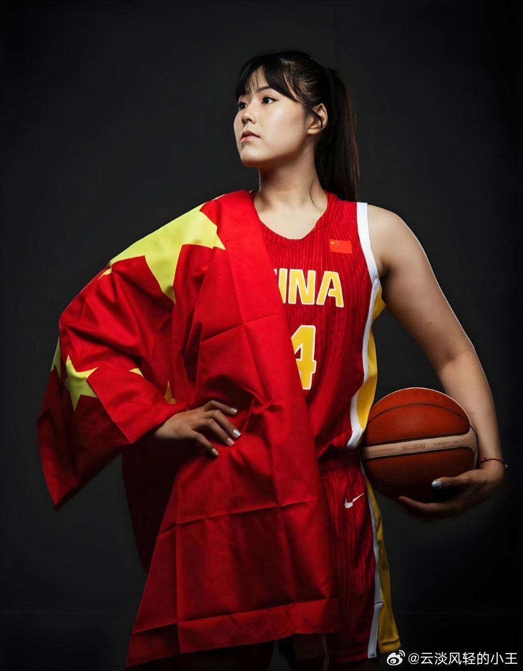 #李月汝 威尔逊#看到今晚中国女篮VS美国女篮比赛，中国女篮半场落后20分心里很不是滋味[失望]，此时此刻就需要李月汝这种内线，可惜她因护照丢失未能参加比赛[流汗]。

不少球迷看到李月汝错过女篮世界杯，都把目光放在护照补办这件事上。球员新旧护照邮寄途中一并丢失，直接导致她没法随队出征大赛。 ​
