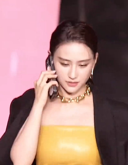 #何超莲VOGUE真的在打电话#本来脑补了一套时尚创意脚本，结果何超莲VOGUE红毯只是单纯在打电话。不迎合镜头，顺其自然，松弛感狠狠拿捏 ​