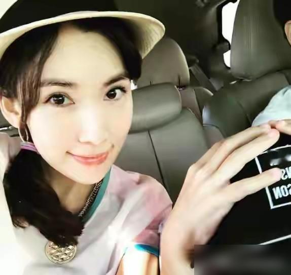 林志颖当年服兵役，林心如靠《还珠格格》爆红，转头就跟苏有朋传绯闻，还在采访里说对人家有好感。
搁谁受得了？异地、自尊心强、女友当众夸别的男人。两人协议分手，没撕破脸，但也没回头。
隔了二十七年再同台，林心如笑称他是上上上。。一任，林志颖只回一句：都过去了。反倒是霍建华买车找上林志颖，俩人现在互道