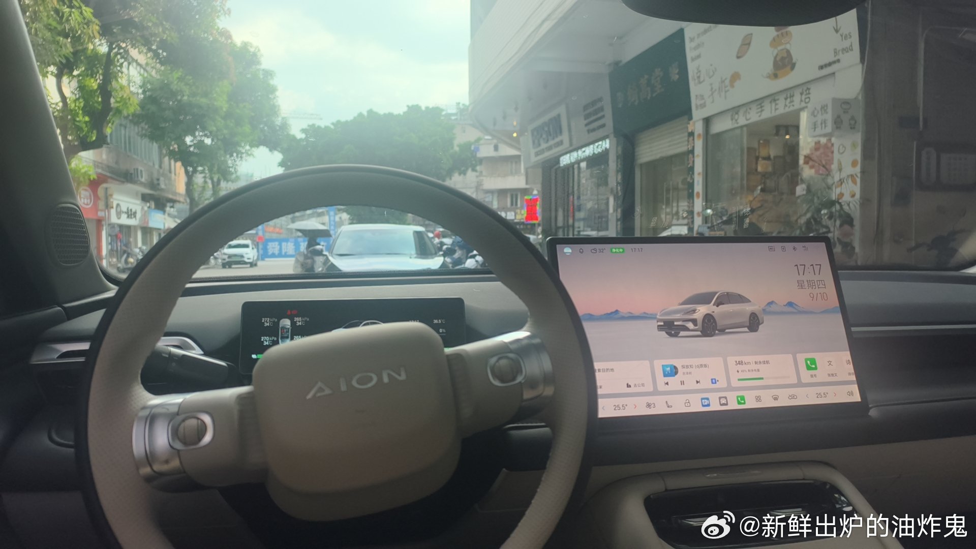埃安RT出605智享版了，这个续航还是很符合家用需求，毕竟搭载宁德时代电池，有605km扎实长续航。
日常上下班通勤，不用频繁跑充电桩，不用天天盯着电量焦虑。周末周边短途自驾更省心，出门不用提前到处规划补能站点，不用半路绕路找充电站。续航表现很稳，低电耗加上靠谱的电池，不管日常代步还是近郊 ​