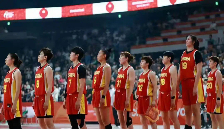 中国三大球传来三个消息，其中第3个消息最令人期待：
第一个消息，中国女篮、女排、女足在同一日全部在亚运会赛场传来捷报，各自晋级。第二个消息，中国男篮返回国内全员反思。在兵败名古屋无缘奖牌后，包括教练组、后勤团队、球员在内的所有人被要求撰写总结，深刻复盘。本次无缘奖牌，多个问题集中爆发，第三个消息，中