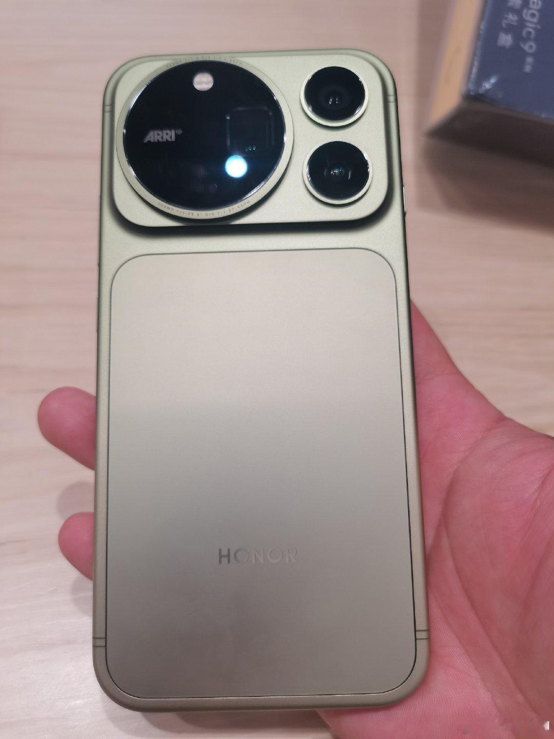 那会去店里转，工作人员刚收到机器

拆开看了下magic90 promax

像，简直太像[doge]

手感和外观还是可以的，就是不知道价格怎么样

#荣耀magic9系列##荣耀Magic9ProMax苔青色# ​