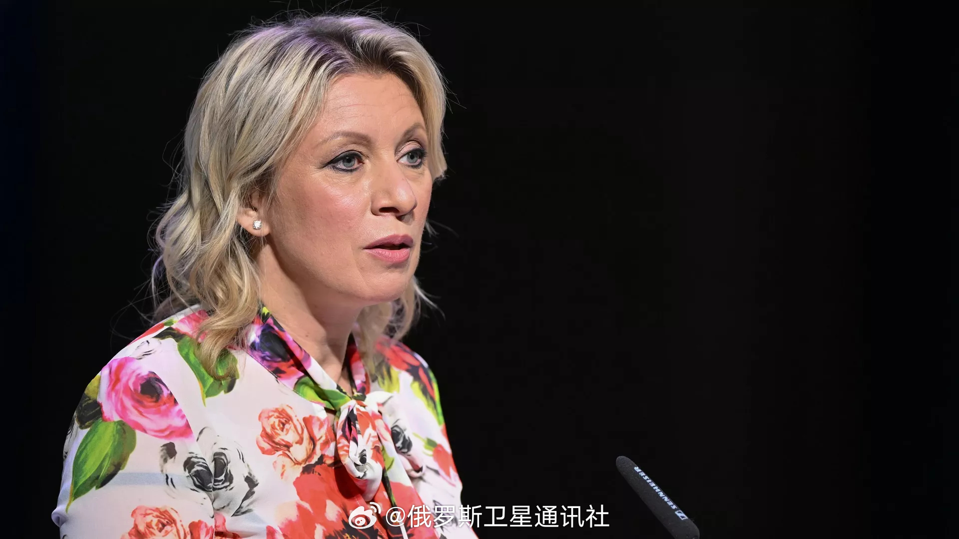 【俄外交部发言人：泽连斯基以为制裁《玛莎和熊》能改变前线局势】#泽连斯基制裁俄动画片玛莎和熊# 俄罗斯外交部发言人玛丽亚·扎哈罗娃表示，弗拉基米尔·泽连斯基显然认为，只有制裁俄罗斯动画片《玛莎和熊》的创作者与发行方才能改变前线的局势。#俄乌局势# 

这位外交官讽刺地指出：“显然，泽连斯基 ​