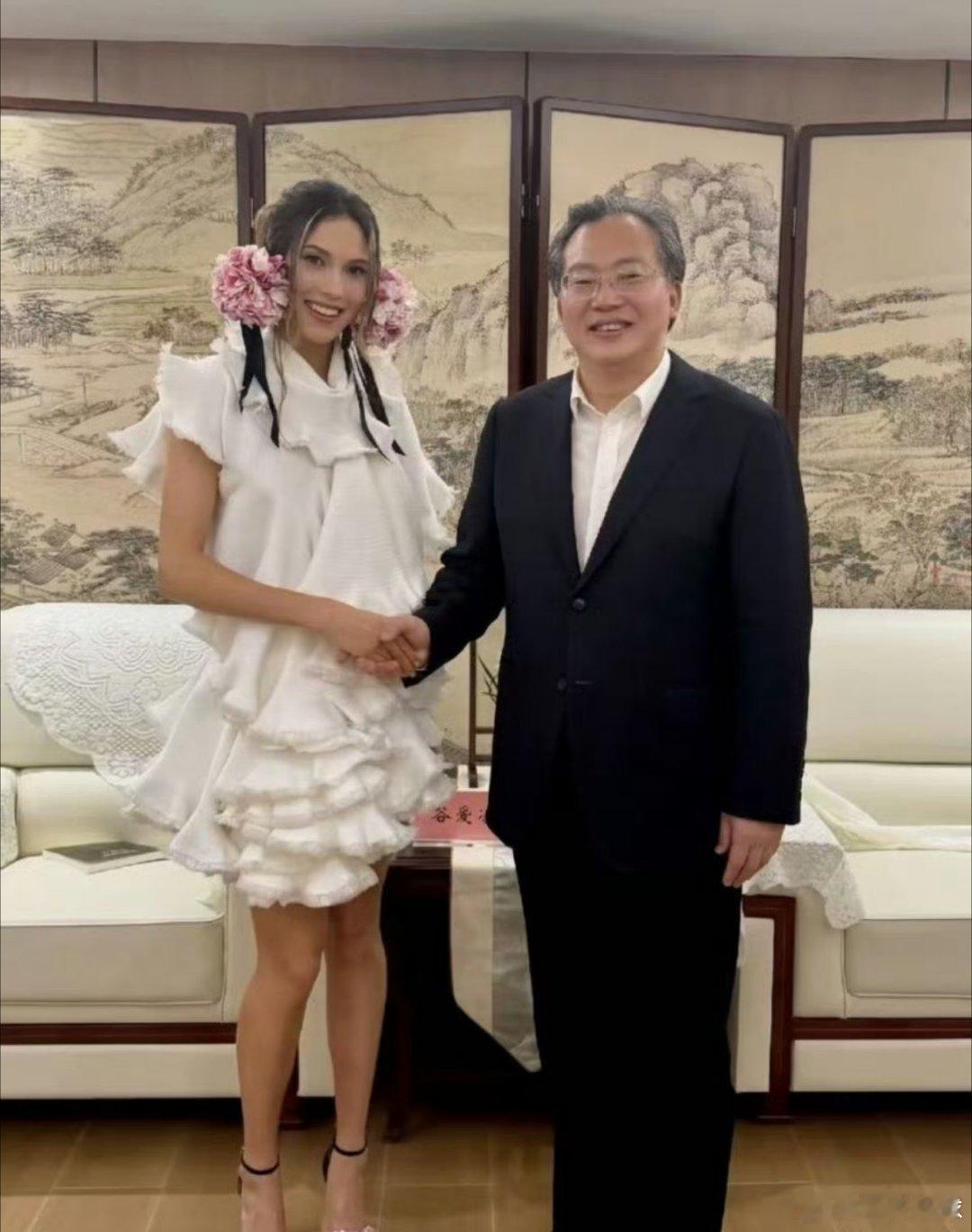 10月23日，苏州市委书记范波会见谷爱凌。谷爱凌此行赴苏州，将参与VOGUE时尚之力盛会。从冰雪赛场到时尚文化舞台，谷爱凌一直以年轻运动员的身份传递多元活力。 ​