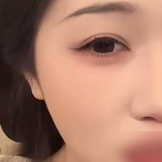 刚爆料完剧组床品发霉长红疹，转头就进组演饶雪漫的《左耳》短剧了。
岳雨婷这波操作，把娱乐圈最现实的一面撕开给人看。
前脚还在小成本剧组里遭罪，皮肤起了疹子发出来抱怨几句。后脚人就站在福建惠安的开机仪式上，成了饶雪漫亲自监制的短剧女主角。中间连个缓冲都没有，像换了个人生。
你说她矫情吗？我看未必