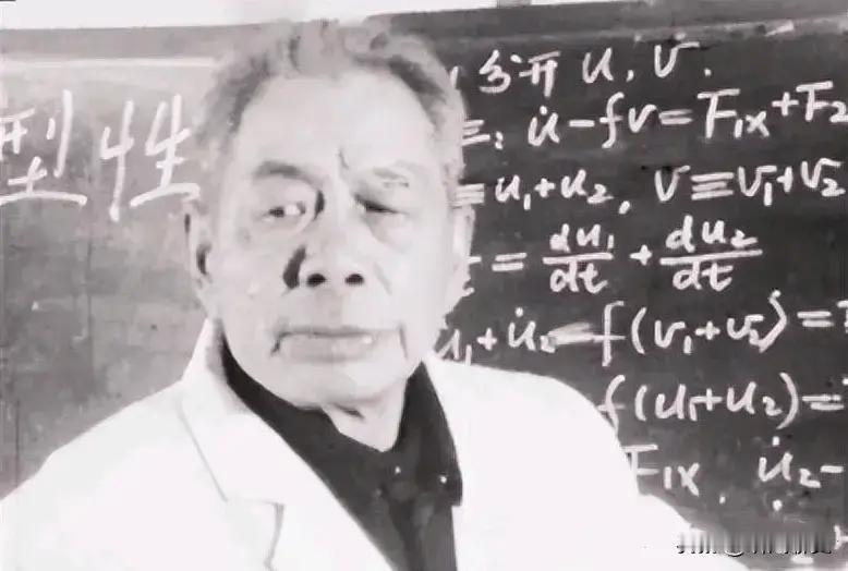 1980年，我国洲际导弹首次发射，弹头落点计算难住众多科学家，一位扫了数十年厕所的老人挺身而出，仅用一支笔、一叠纸，便精准推算出弹头落脚点！得知老人身份后，众人彻底坐不住了。
 
会议室里烟雾缭绕。束星北坐在长桌尽头，手边的搪瓷缸子积着茶垢。几个年轻技术员偷偷打量他——蓝布工作服洗得发白，袖口磨出了